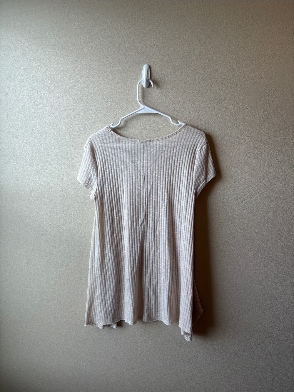 ✨Taupe Ribbed Flowy Tee✨ - Picture 4 of 4